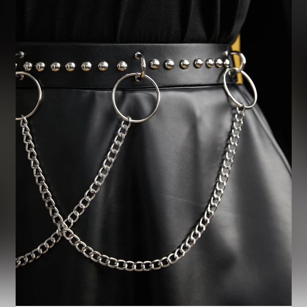 NWT Elastic chain belt in black and silver. Trendy goth aesthetic